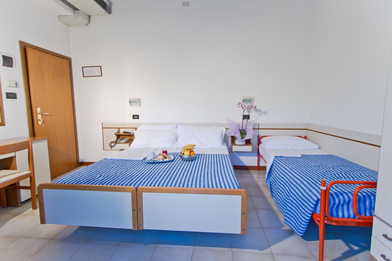 Hotel Montecarlo Rimini Bagian luar foto