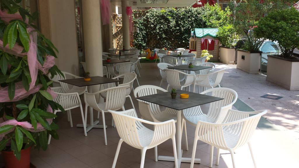 Hotel Montecarlo Rimini Bagian luar foto